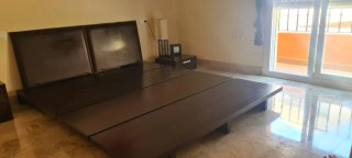 Cama de matrimonio y dos mesas de noche