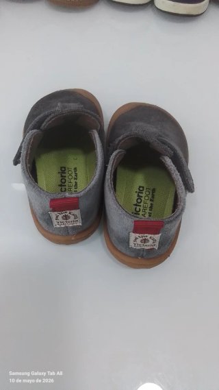 Zapatos infantiles grises