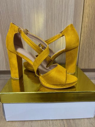Sandalias tacón mostaza sin estrenar