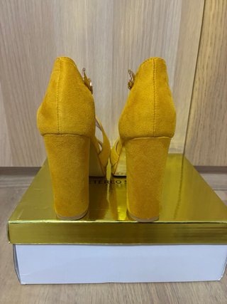 Sandalias tacón mostaza sin estrenar