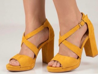 Sandalias tacón mostaza sin estrenar