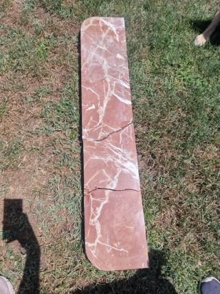 Chimenea de mármol rojo y piedra