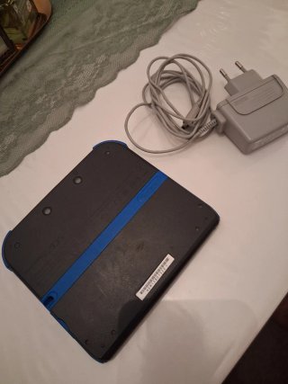 Nintendo 2DS Negra y Azul con Cargador