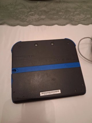 Nintendo 2DS Negra y Azul con Cargador