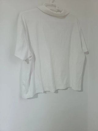Polo Zara blanco con estampado