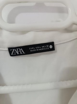 Polo Zara blanco con estampado