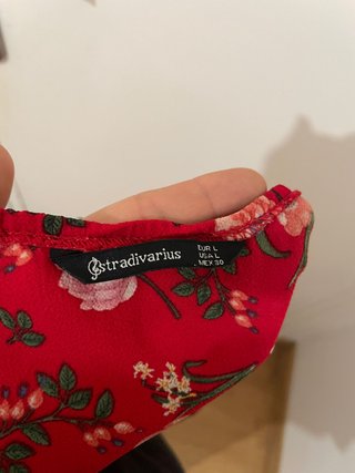 Mono corto floral rojo Stradivarius