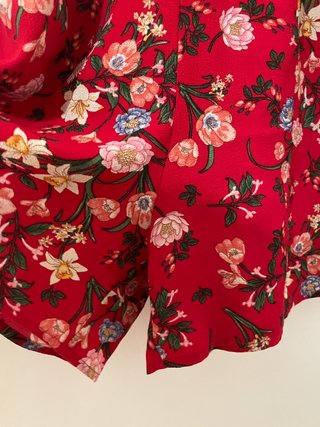 Mono corto floral rojo Stradivarius