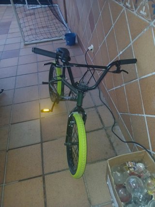 Bicicleta BMX verde ruedas neón