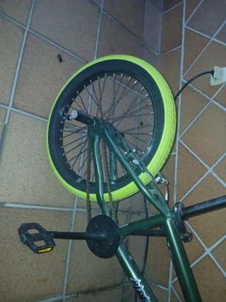 Bicicleta BMX verde ruedas neón