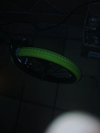 Bicicleta BMX verde ruedas neón