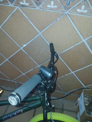 Bicicleta BMX verde ruedas neón