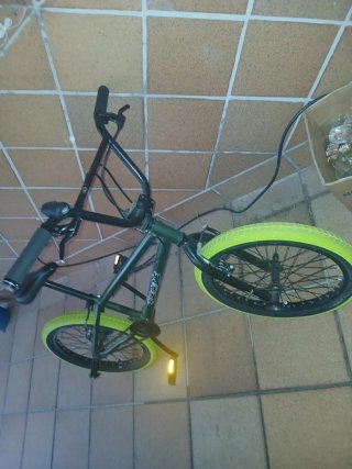 Bicicleta BMX verde ruedas neón