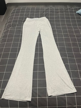 Pantalones grises acampanados