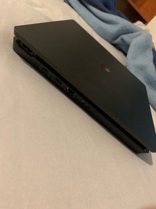 PS4 (PlayStation 4)