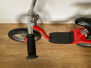 Bicicleta de equilibrio roja