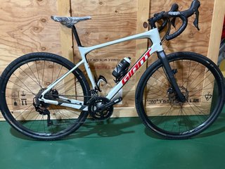 Bicicleta Gravel Giant Revolt