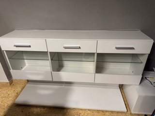 Mueble salón blanco con cristal y LED