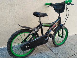 Bicicleta infantil 16" negra y verde