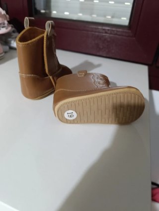 Botitas de bebé marrones