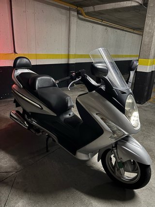 Maxi-Scooter SYM GTS 125.
