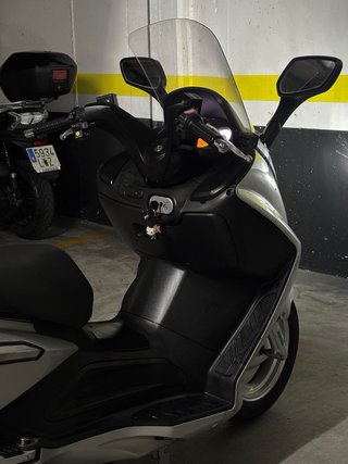 Maxi-Scooter SYM GTS 125.