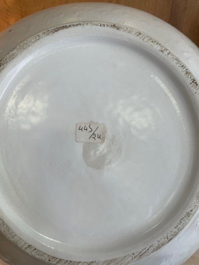 Tarro de cerámica blanco con tapa dorada