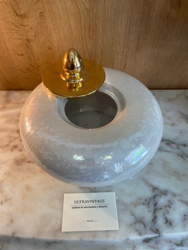 Tarro de cerámica blanco con tapa dorada