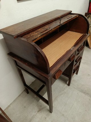 Escritorio de madera con persiana