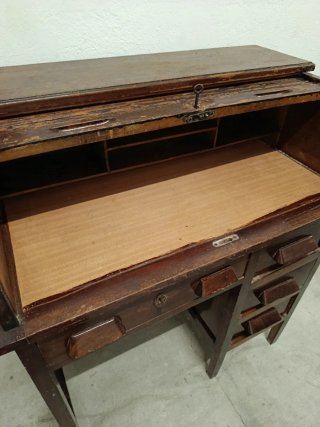 Escritorio de madera con persiana