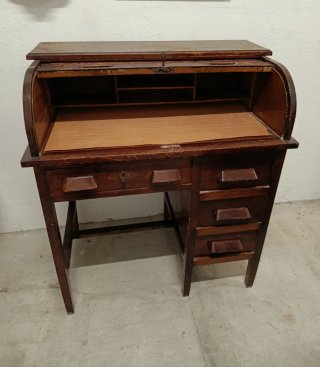 Escritorio de madera con persiana