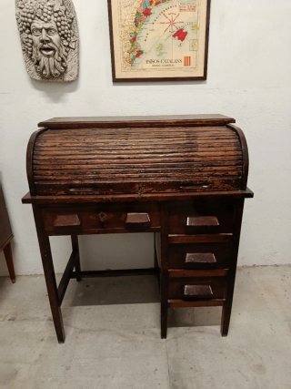 Escritorio de madera con persiana