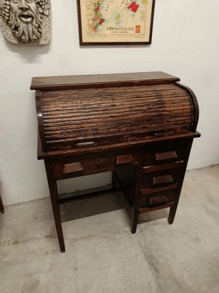 Escritorio de madera con persiana