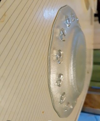 Plato de vidrio con relieve en forma de manzana