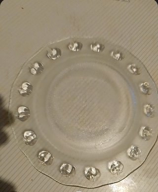 Plato de vidrio con relieve en forma de manzana