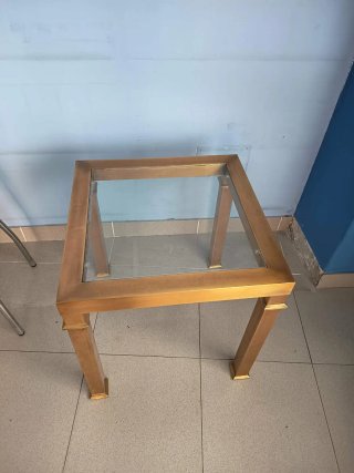 Mesa auxiliar cristal y metal dorado