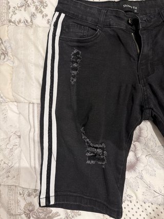 Shorts de mezclilla negros con rayas