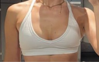 Top sportivo grigio con spalline incrociate