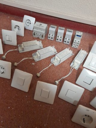 Lote material electricidad: enchufes, interruptore
