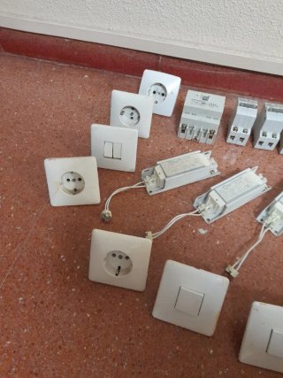 Lote material electricidad: enchufes, interruptore