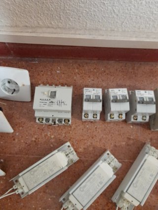 Lote material electricidad: enchufes, interruptore
