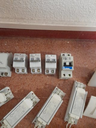 Lote material electricidad: enchufes, interruptore