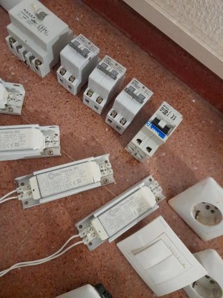 Lote material electricidad: enchufes, interruptore