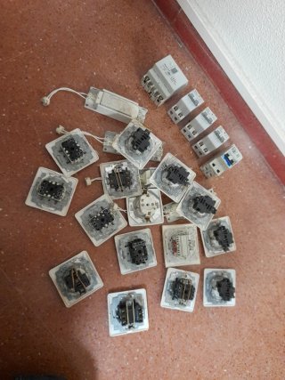 Lote material electricidad: enchufes, interruptore
