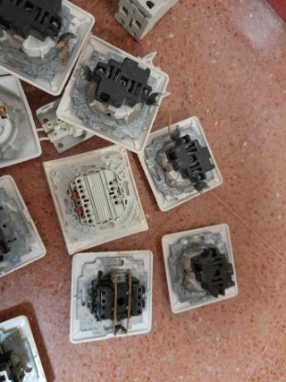 Lote material electricidad: enchufes, interruptore
