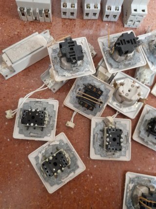 Lote material electricidad: enchufes, interruptore