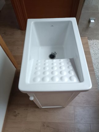Lavadero con mueble blanco