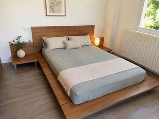 Cama Tatami 135cm + 2 Mesitas Madera sin somier