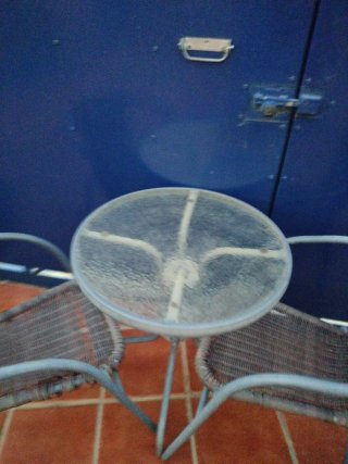 Conjunto mesa y 2 sillas metal y cristal