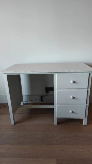 Escritorio de estudio blanco